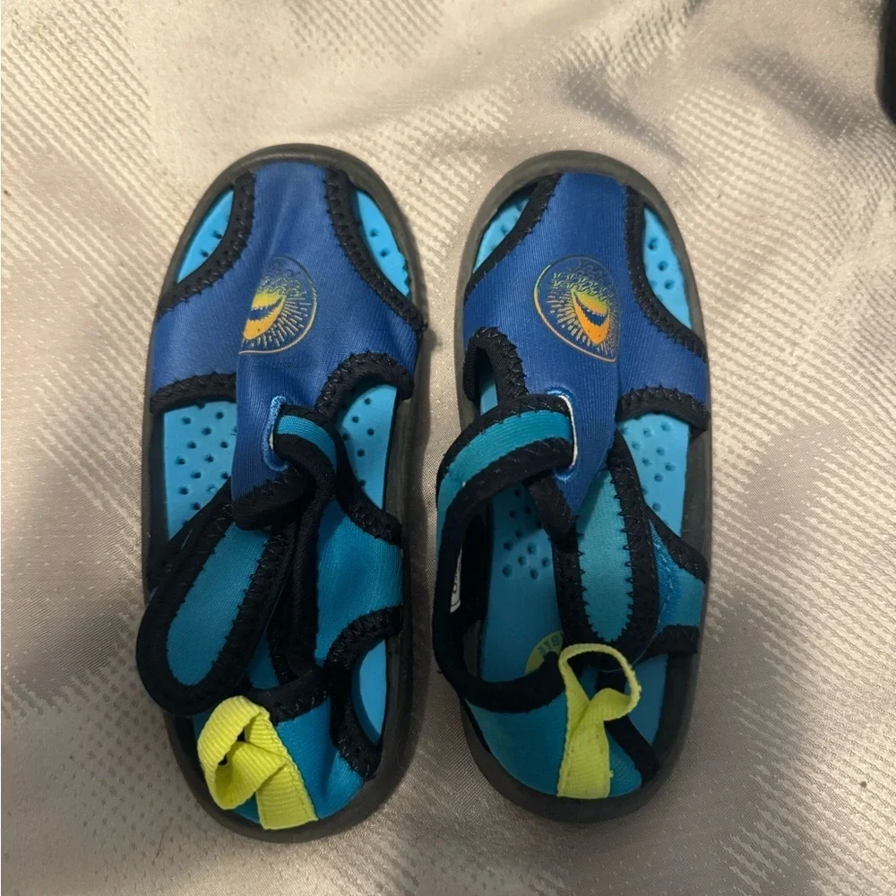 Kids Blue Water Shoes. Never Worn.  Osh kosh so great quality! 9M